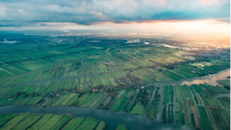 Schiphol vleugellam, maar huizenprijzen vliegen de pan uit